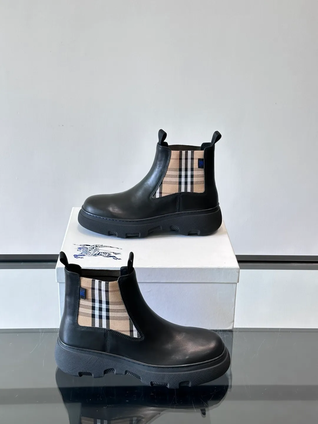 [Burberry] Top P: 920💰 Size: 39-44 (45. Customized) Burberry Matrix shoes👟Burberry autumn and winter men's high-top Chelsea boots, made with heavy industry! The upper is made of imported cowhide, with a slip-on design, classic plaid elastic straps, fine leather, and full of details. It is equipped with a classic and durable rubber thick sole, which increases the length of the legs. The cowhide lining is comfortable and breathable. It is easy to wear and fashionable, business and leisure, full of exquisite Italian style, and has a great look!